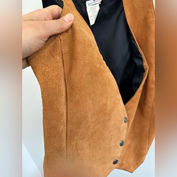 ⛔️SOLD⛔️Vintage 80’s Brown Suede Leather Western Vest Deep V-neck Snap front - Picture 8 of 10